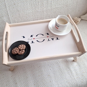 Bandeja de desayuno con patas plegables para mamá, mesa de cama de madera, regalo para el día de la madre, regalo hecho a mano para su cumpleaños, escritorio portátil.
