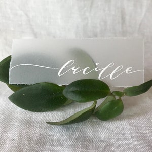 VELLUM プレースカード / ギフトタグ | ハンドメイド - 手でちぎったデッケルエッジの透明紙 | 任意のインク色 | カスタムオーダーをリクエスト