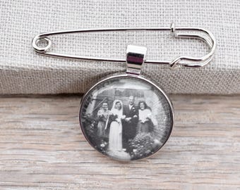 Memorial de dos caras con pin en oro o plata: accesorio para la novia o el novio