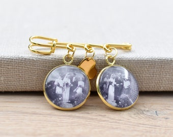 Sencillo monumento conmemorativo en oro en el pin con espacio para el texto y la foto deseados: regalo para los novios para la boda.
