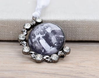 Colgante con foto para boda - Joya conmemorativa con cabujón de cristal grande para dos motivos en recuerdo - Accesorio para el ramo de novia