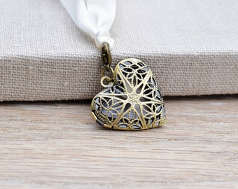 Round or heart-shaped medallion and filigree details to open and fill yourself - accessory or gift for the DIY bride