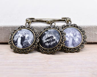 Broche con pasador curvo y tres memoriales en bronce antiguo con espacio para texto y foto personalizados - regalo para boda vintage