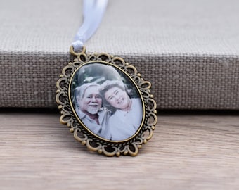 Joyas vintage de recuerdo para la boda: colgante conmemorativo personalizado con foto para el ramo de novia.