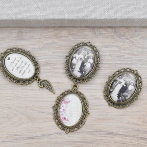 Könnte beinhalten: Drei ovale Bilderrahmen im antiken Stil mit verzierten Metallrändern. Die Rahmen enthalten Bilder von Menschen und ein Zitat auf Deutsch. Die Rahmen befinden sich auf einer hellbraunen Holzoberfläche.