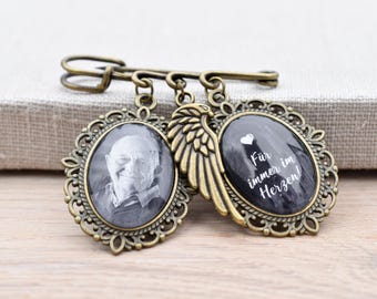 Broche con dos o tres memoriales en oro con espacio para el texto y la foto deseados - regalo para los novios para la boda