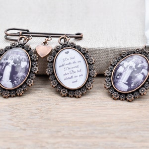 Medalhão de lembrança com flores como presente para a noiva ou noivo com texto ou foto desejada como acessório para o casamento