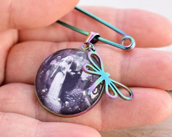Joyas conmemorativas con foto y texto para una boda arcoíris: broche arcoíris personalizado para la ceremonia de la boda.
