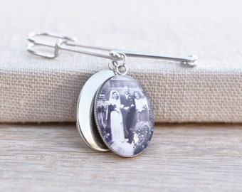 Pin de solapa con dos memoriales ovalados de acero inoxidable con espacio para tu foto - regalo para los novios - medallón de recuerdo