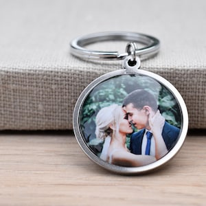 Personalisierter Schlüsselanhänger mit Foto oder Text als Geschenkidee zu Weihnachten - Moderner und  schlichter Edelstahl Glasanhänger