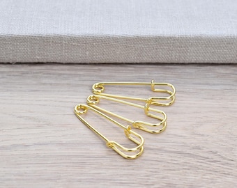 Broche dorado para kilt, utilizado como broche de tela o como adorno conmemorativo en el traje de boda.