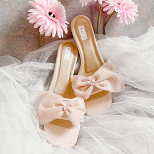 Chaussures de mariage - Chaussons de mariage Sandales roses à volants nuptiale en dentelle avec strass, talons ou chaussures plates personnalisés