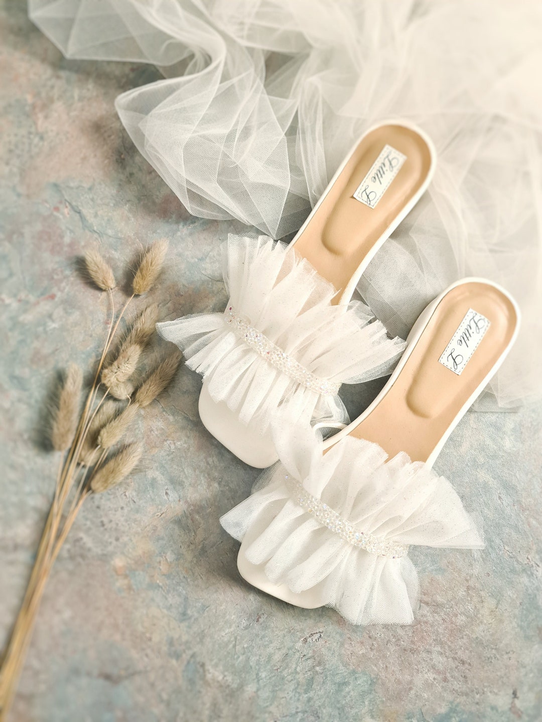 Scarpe da sposa, pantofole, sandali con volant bianchi e avorio