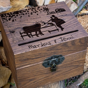 Caixa de cartão de madeira de fazendeiro - 468.1 - Caixa de cartão de casamento rústica - caixa de presentes de cowboy - casal de casamento no campo com vaca - casamento de trator