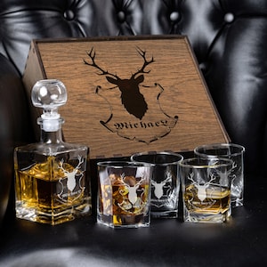 Wappen Hirsch jagen Whisky Set - Whisky Dekanter Set in personalisierter Holzkiste - Familienwappen Geschenk Whisky Set, personalisiertes Geschenk,