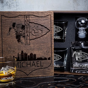 Personalized whiskey gift set - 29/1 -  football fan gift  - Decanter and Whiskey Glass in wood box - Personalized Football Team