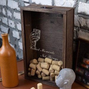 Wine Cork Shadow Box. Personalizowany uchwyt na korki do wina, zbieraj chwile, nie rzeczy, drewniany, zabytkowy stojak na korki do wina, wystrój domowego baru