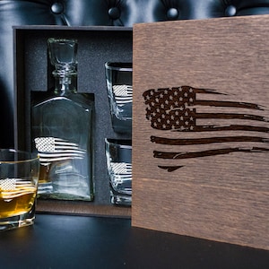 American Flag Engraved Decanter +2 Whiskey Glasses whiskey gift set. - 80/1 -