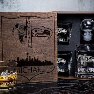 Personalized whiskey gift set - 14/1 -  football fan gift  - Decanter and Whiskey Glass in wood box - Personalized Football Team