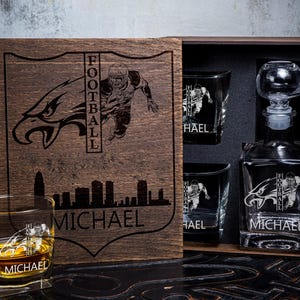 Personalized whiskey gift set - 01/1  -  football fan gift - Decanter +2 Whiskey Glasses in wood box - Football Team  fans fans gift set