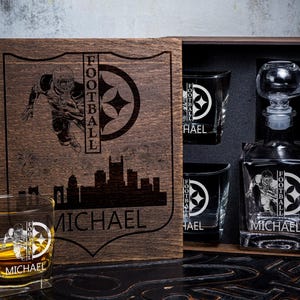 Personalized whiskey gift set - 24/1- football fan gift - Decanter +2 Whiskey Glasses in wood box - Football Team  fans
