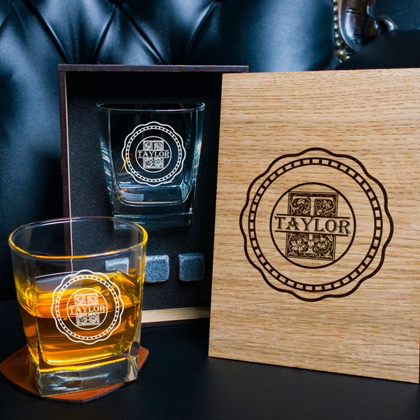 Set de regalo de whisky personalizado - 92/1 - Posavasos y vaso y 3 piedras de whisky en caja de madera personalizada.