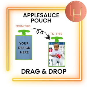 Może przedstawiać: Zielony i niebieski woreczek na sos jabłkowy z białą etykietą z napisem "Your Design Here". Woreczek jest pokazany obok podobnego woreczka ze zdjęciem małego chłopca trzymającego piłkę nożną. Tekst "Applesauce Pouch" znajduje się u góry obrazu. Tekst "From This" znajduje się obok pierwszego woreczka, a tekst "To This" obok drugiego woreczka. Tekst "Drag & Drop" znajduje się na dole obrazu.