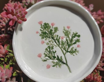 Piatto in ceramica con fiori impressi modellato a mano