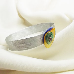 Handmade metallic lightweight bracelet in silver, with colorful glass beads.