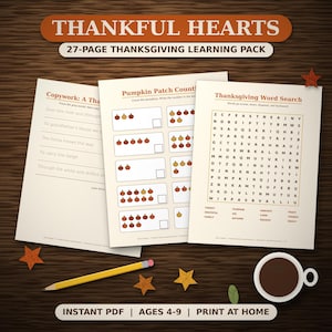 Könnte beinhalten: Ein 27-seitiges Thanksgiving-Lernpaket mit drei bedruckten Blättern, die Schreibübungen, Kürbis-Zählaufgaben und ein Wortsuchrätsel enthalten, präsentiert zusammen mit einem gelben Bleistift und einer weißen Kaffeetasse auf Holz.