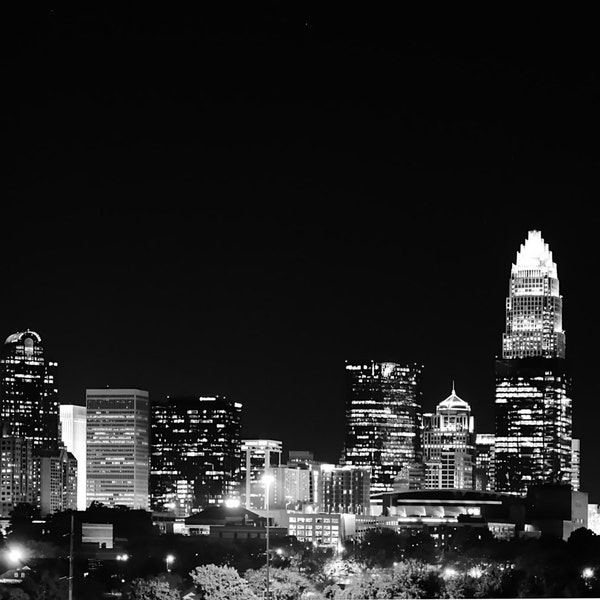 Charlotte Skyline la nuit en noir et blanc