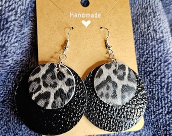 Ohrringe aus schwarzem Kunstleder und grauem Leopardenmuster