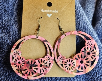 Rosa Bunt, Kreis, Ohrringe aus Holz mit Fischhaken