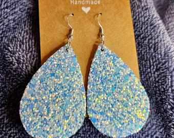 Hellblaue glitzernde Tropfenohrringe