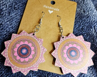 Rosa und braune Stiefel Fishhhook Holz Ohrringe baumeln.