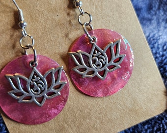 Rosa Muschel- und Lotus-Ohrhänger