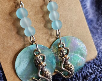 Blaue Muschel- und Perlen-Meerjungfrau-Ohrringe