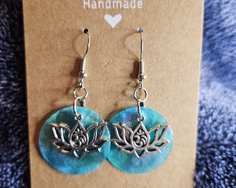 Blaue Muschel- und Lotus-Ohrhänger