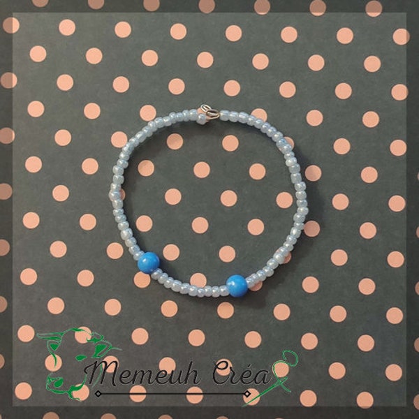 Bracelet en perles de rocaille bleues et nacrées sans fermoir