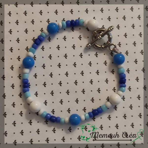 Bracelet en perles de rocaille bleues et blanches