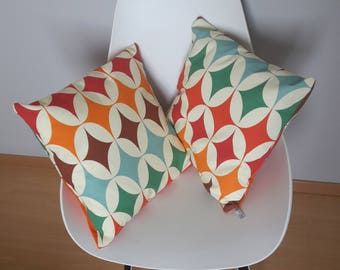 Housse de coussin aux motifs géométriques et vintages à dominance d'orange et de rouge