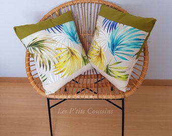 Housse de coussin aux motifs de feuillages exotiques colorés vert bleu canard et jaune moutarde, accessoire déco tropiacle