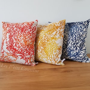 Kussenhoes met marineblauwe, koraalkleurige of mosterdgele patronen