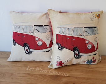 Housse de  coussin aux motifs d'un combi rouge sur fond beige au style vintage