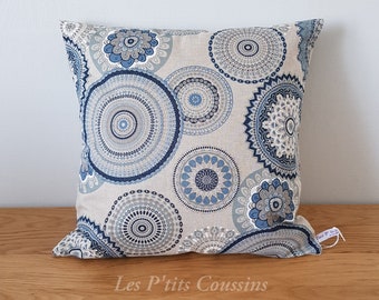 Housse de coussin décoratif aux motifs de rosaces et mandalas en bleu et lin, coussin bohème chic