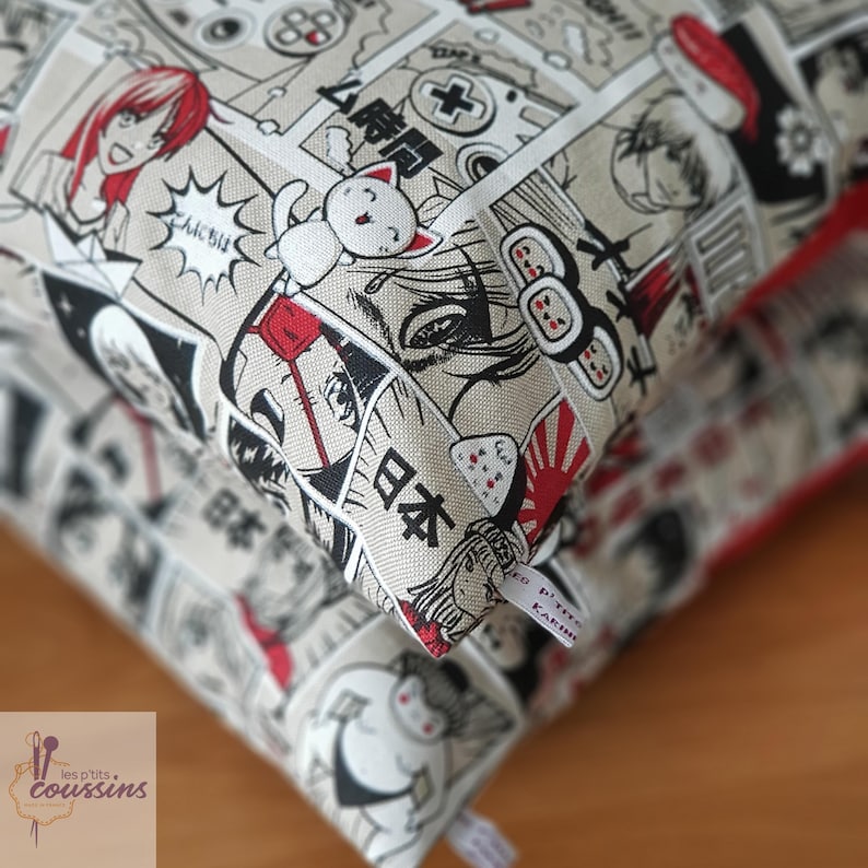 Housse de coussin aux motifs de bandes dessinées style manga, accessoire déco chambre ado, cadeau noël image 5