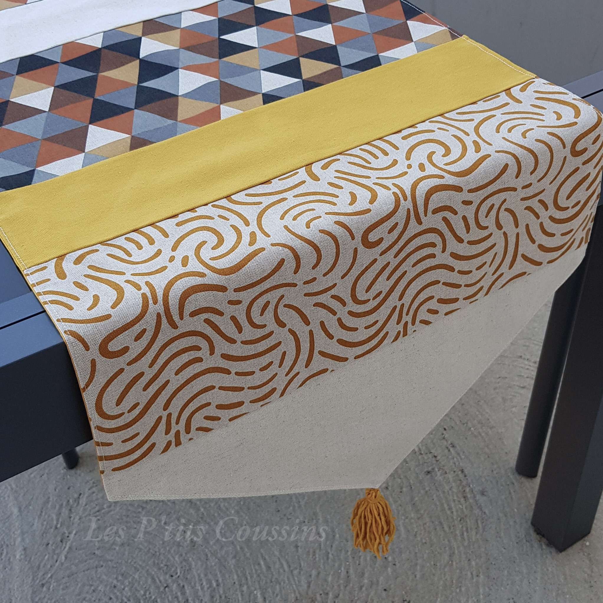 Chemin de Table Aux Motifs Patchworks à Dominance Jaune Moutarde