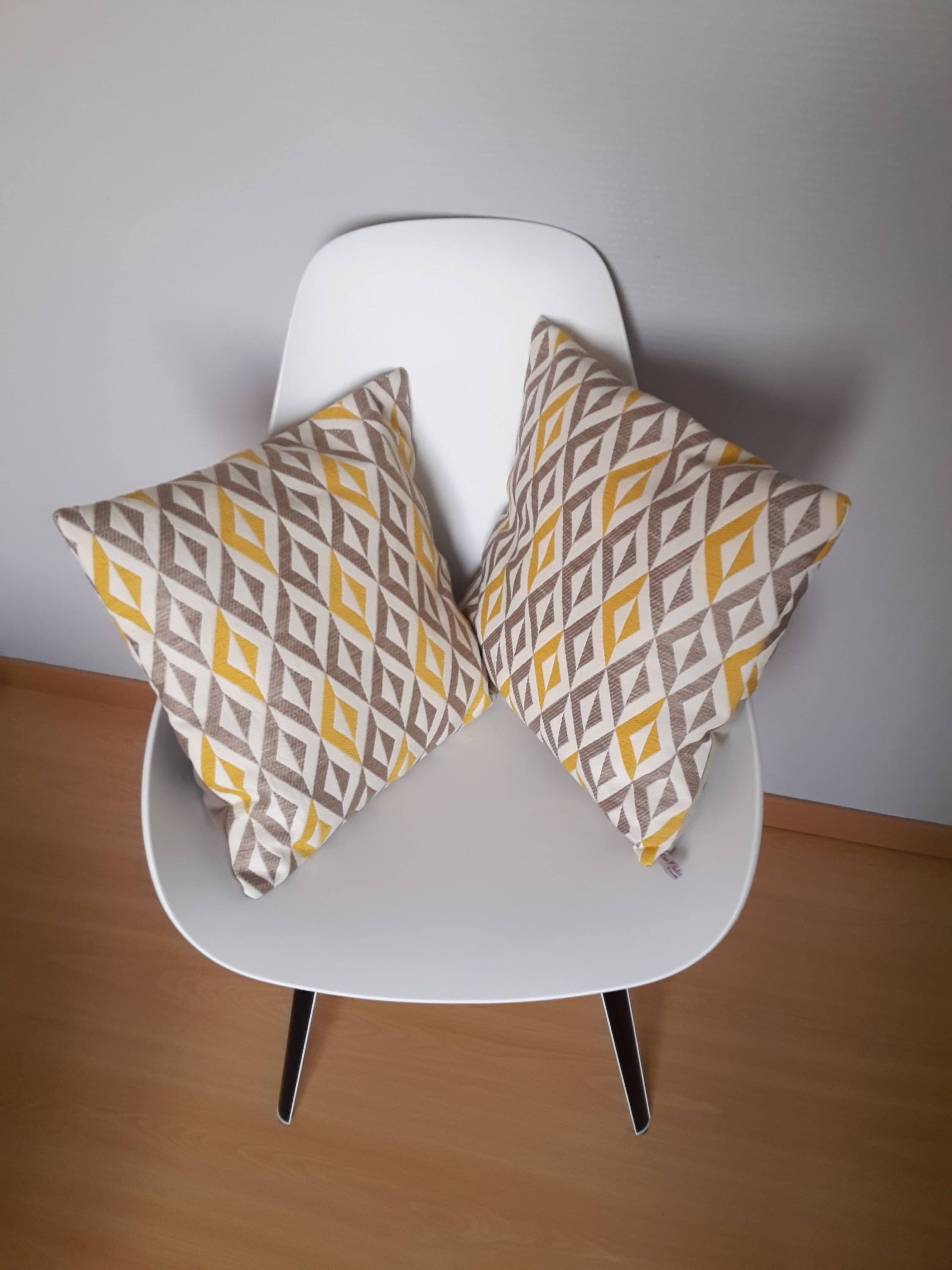 Housse de Coussin Aux Motifs Géométriques en Jaunes Moutarde, Beige et Marron Clair