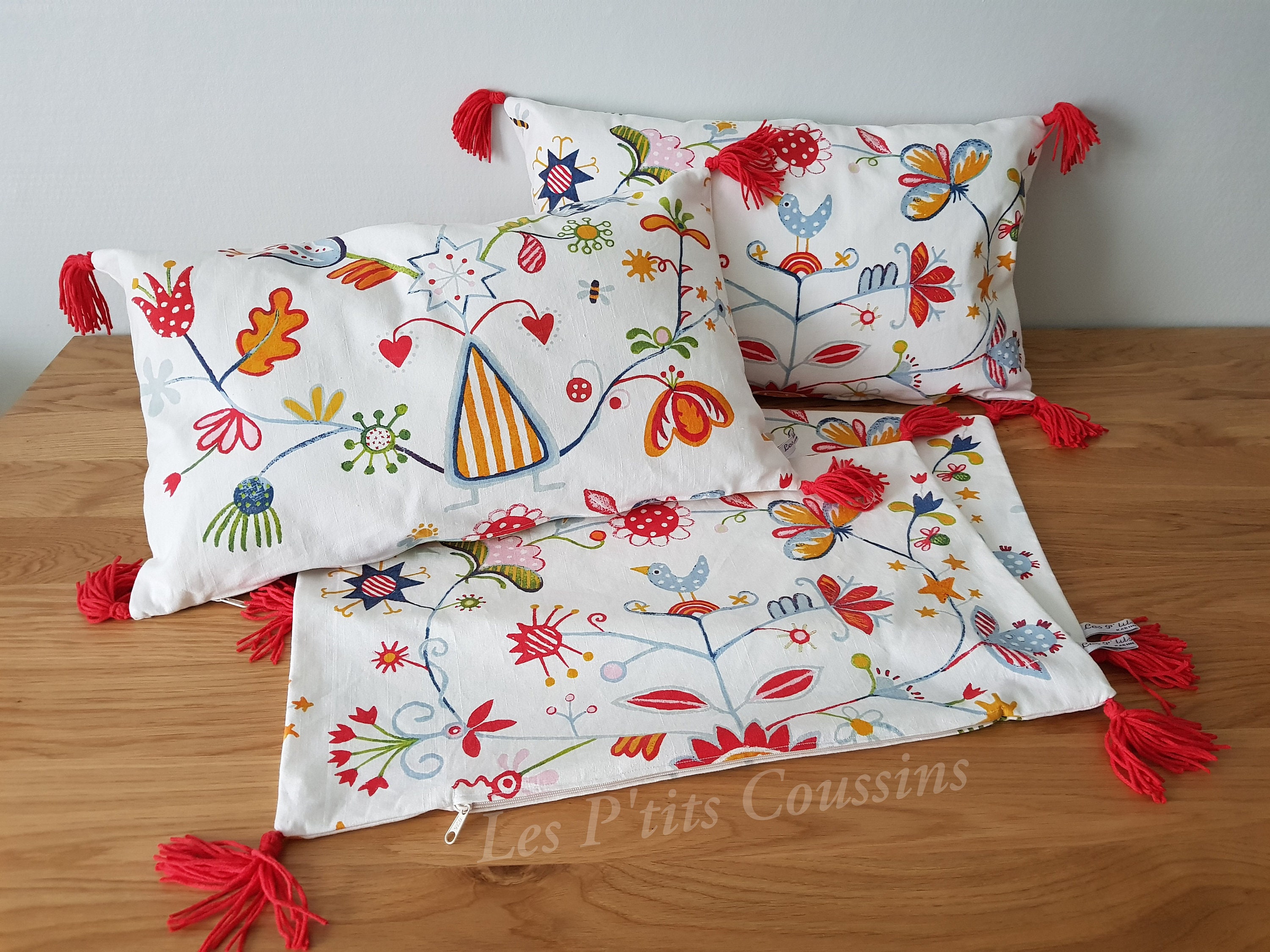 Housse de Coussin Style Scandinave Coloré avec Pompons Rouge Corail