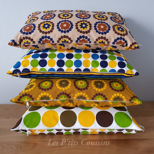 Coussin rectangulaire aux motifs vintages de fleurs ou de ronds dans des tons colorés, ambiance seventies